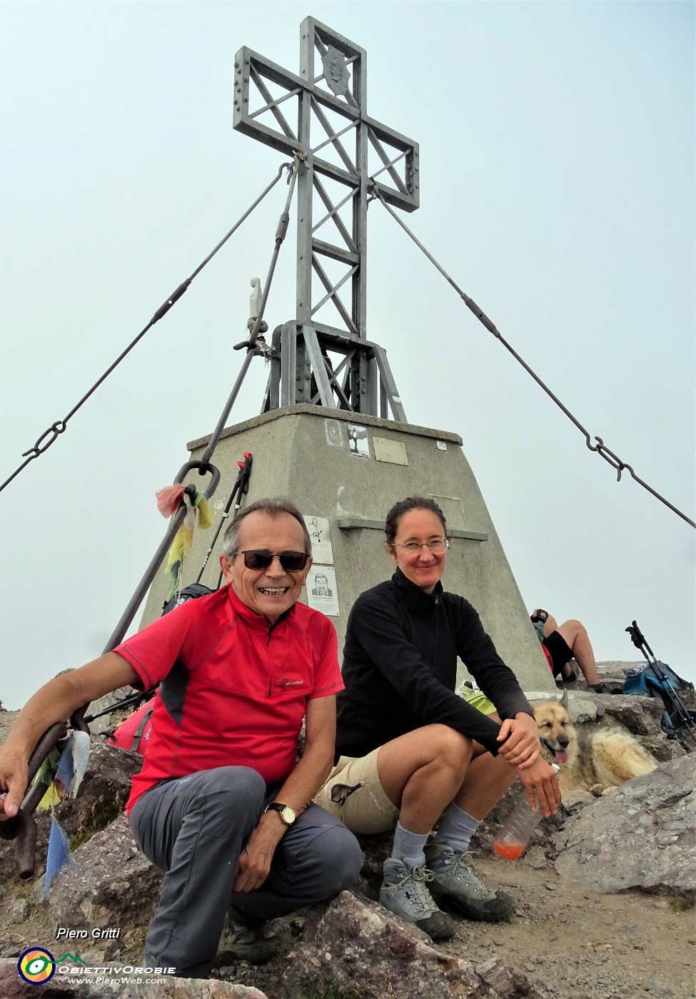 65  Alla croce di vetta del Pizzo Tre Signori (2554 m) dopo lunga salita di quattro ore e mezza.JPG -                                